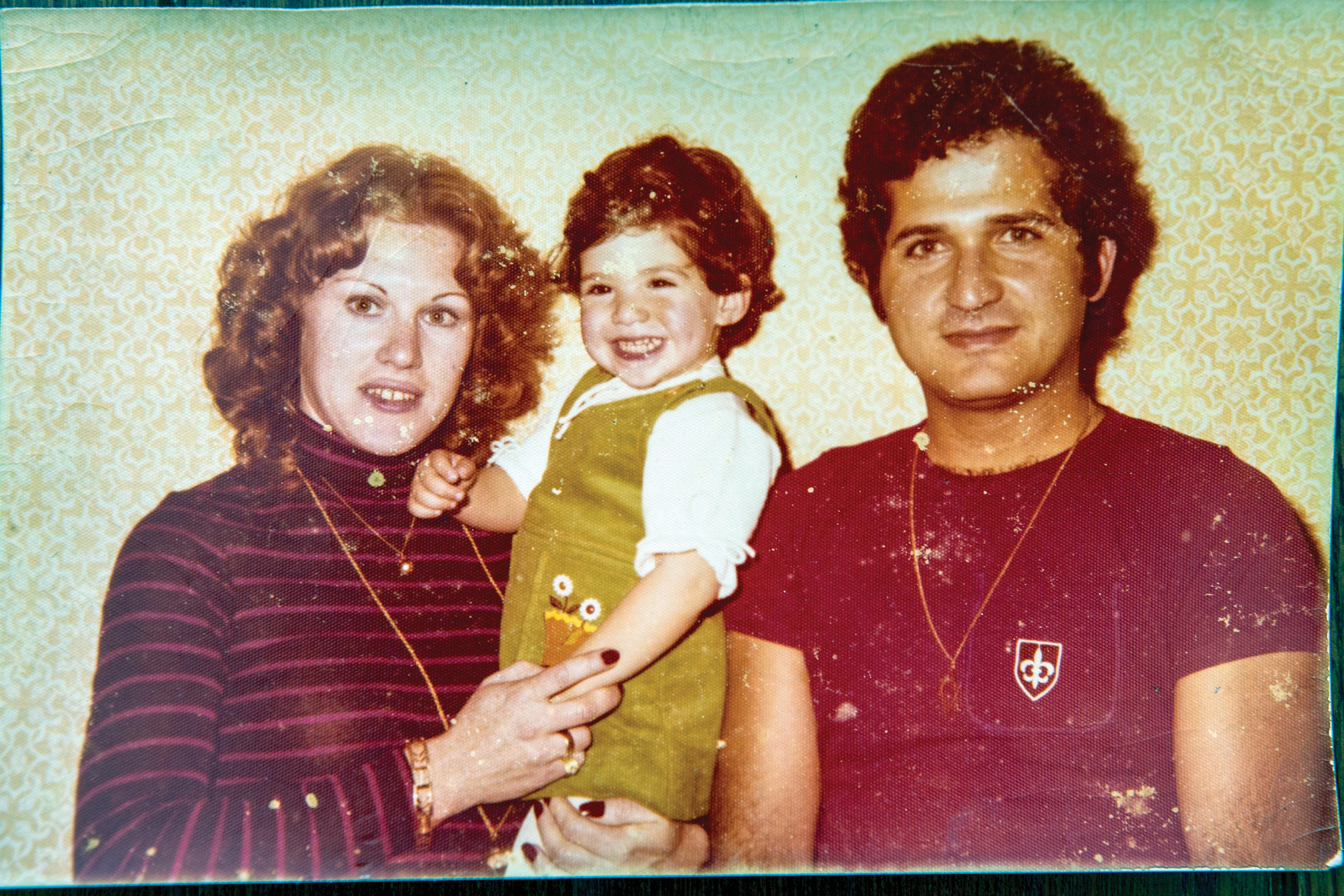 קארן עם הוריה ניסים ורחל (צילום: אלבום פרטי)