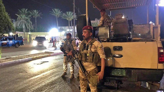 Армейский патруль у посольства Бахрейна в Багдаде. Фото: AP