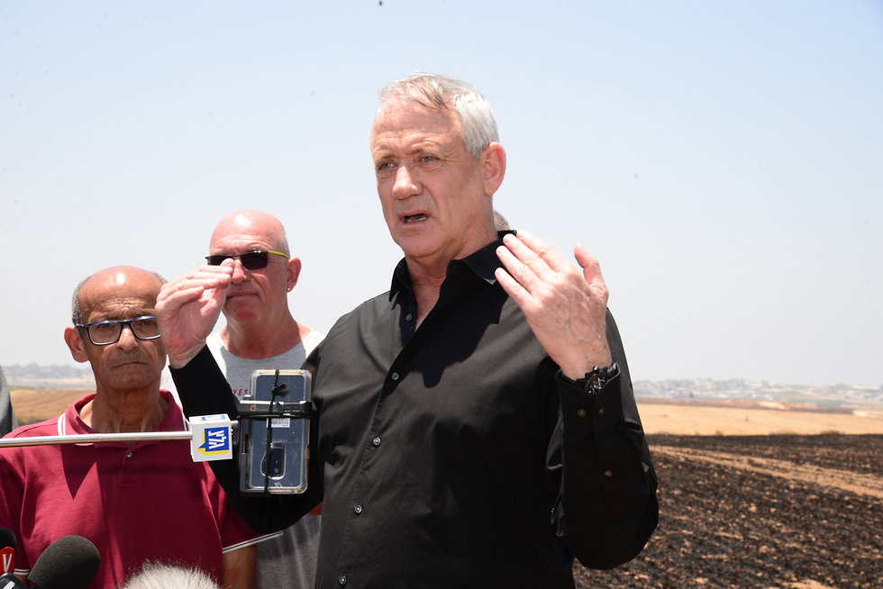 בני גנץ בהצהרה לתקשורת לאחר סיור בשטחים החקלאים בדרום (צילום: הרצל יוסף)