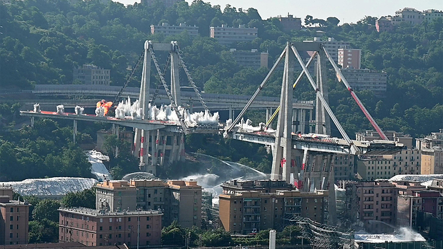 איטליה הריסת גשר גנואה ש קרס קריסה (צילום: EPA)