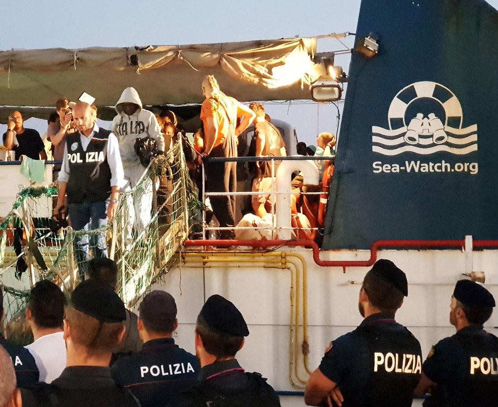 ספינה עם מהגרים עגנה ב איטליה ה קפטנית נעצרה (צילום: EPA)