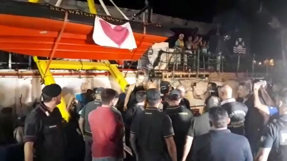 ספינה עם מהגרים עגנה ב איטליה ה קפטנית נעצרה (צילום: EPA)