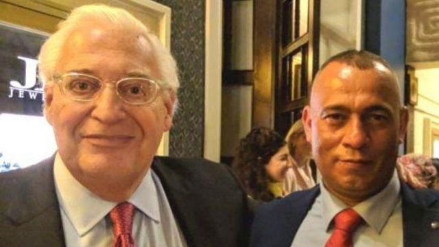 איש העסקים הפלסטיני ארשף ג'עברי עם דייויד פרידמן בועידת בחריין ()