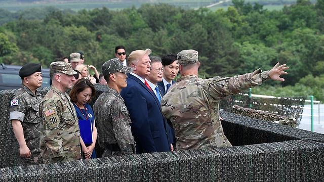 נשיא ארה:ב דונלד טראמפ צופה על צפון קוריאה באזור המפורז דרום קוריאה (צילום: AP)