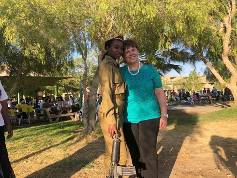 וואסיה עם ד"ר יהודית ארנברג בטקס סיום הקורס. "זה בזכותה, היא עודדה אותי" (צילום: דובר צה״ל)