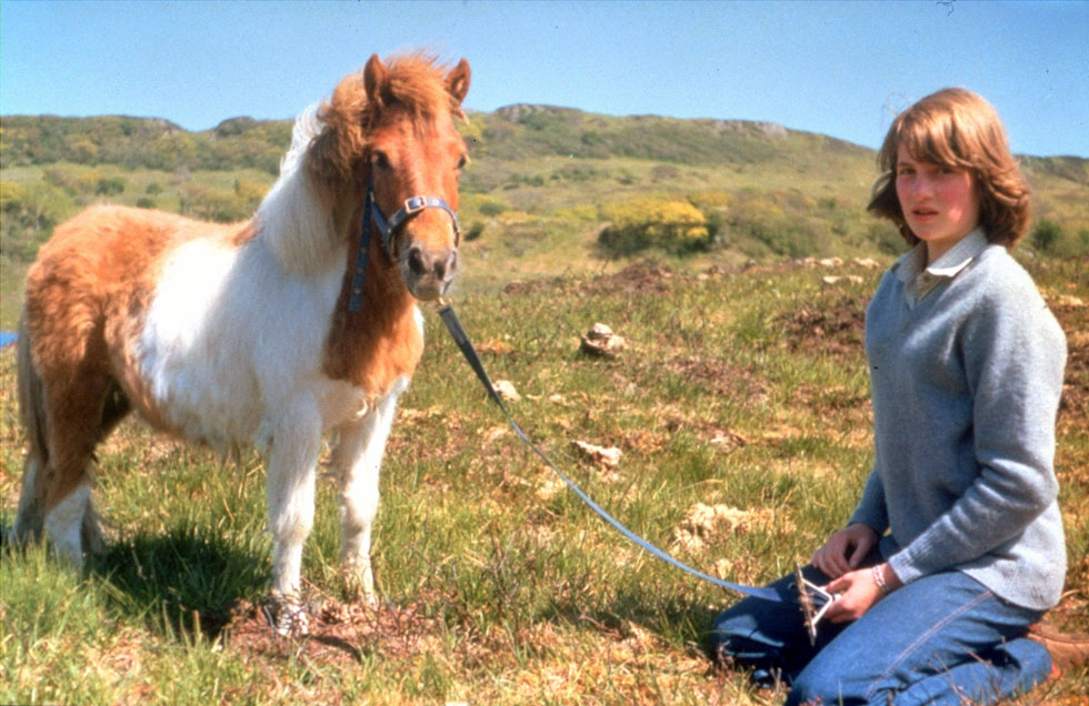 מגננת ביישנית וסמוקה היא צמחה לעיני התקשורת המלטפות לדמות עם קול שסירב להיות מושתק. ליידי דיאנה הצעירה, 1974 (צילום: AP)