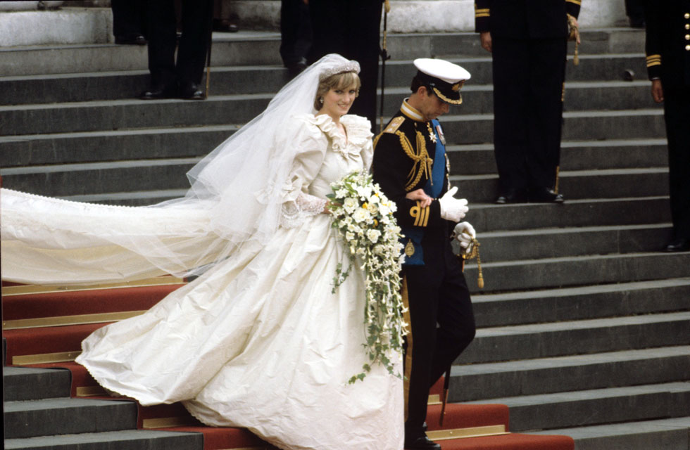 המסע האופנתי החל עם שמלת הכלולות הכי מצוטטת בעולם, על שרווליה התפוחים ושובלה המטורלל. החתונה עם הנסיך צ'ארלס, 1981 (צילום: rex/asap creative)