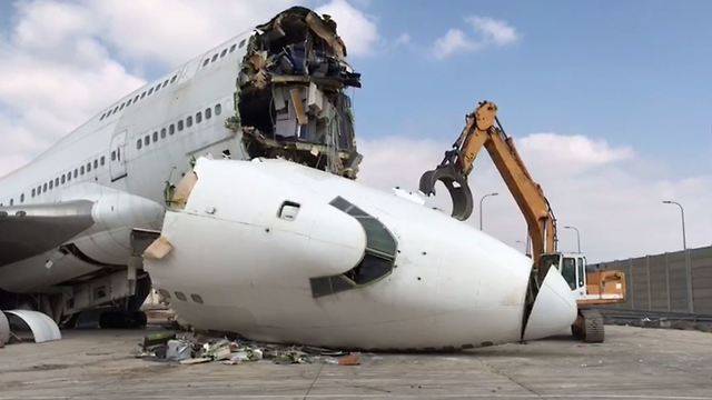 Разрушенный самолет