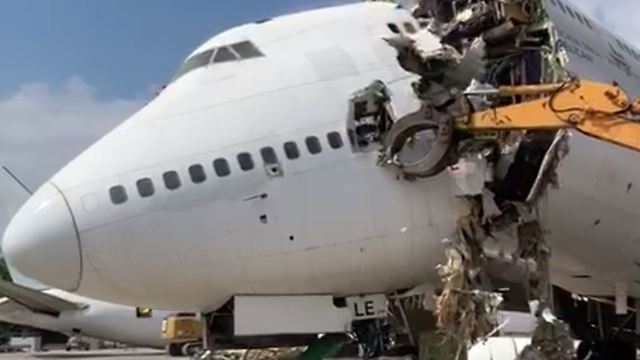 Демонтаж самолета в аэропорту Бен-Гурион