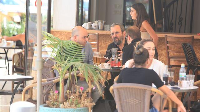 אהוד ברק ואלדד יניב עושים סולחה בבית קפה אשתור בתל אביב (צילום: מוטי לבטון)