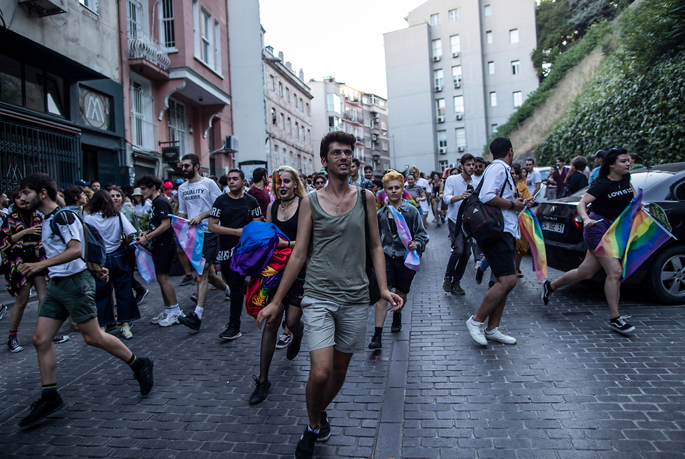 טורקיה המשטרה פיזרה את מצעד הגאווה ב איסטנבול (צילום: EPA)
