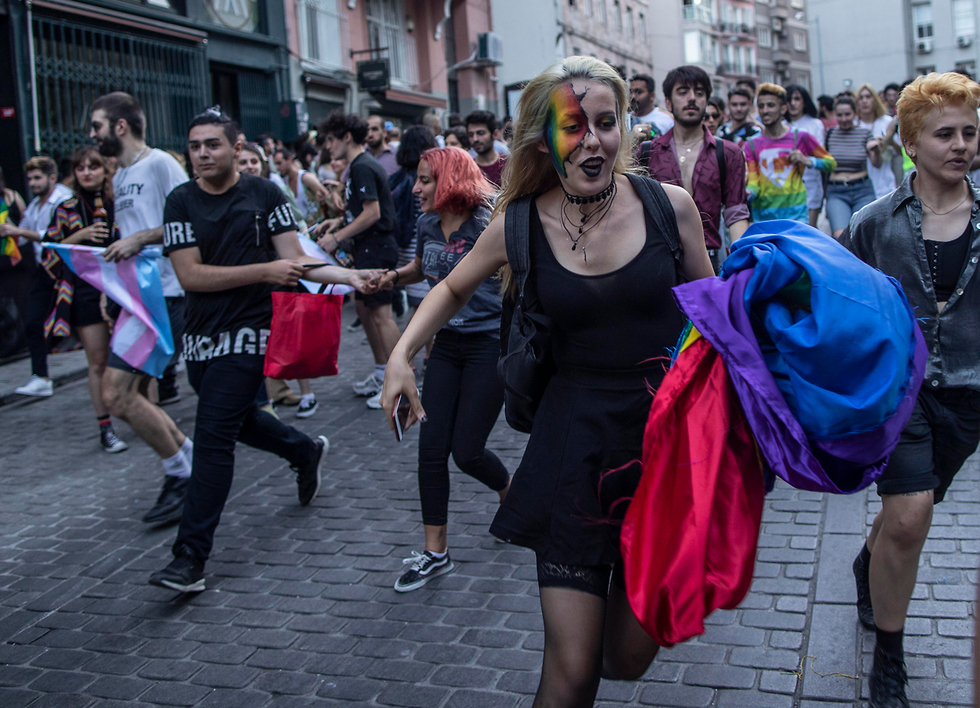 טורקיה המשטרה פיזרה את מצעד הגאווה ב איסטנבול (צילום: EPA)