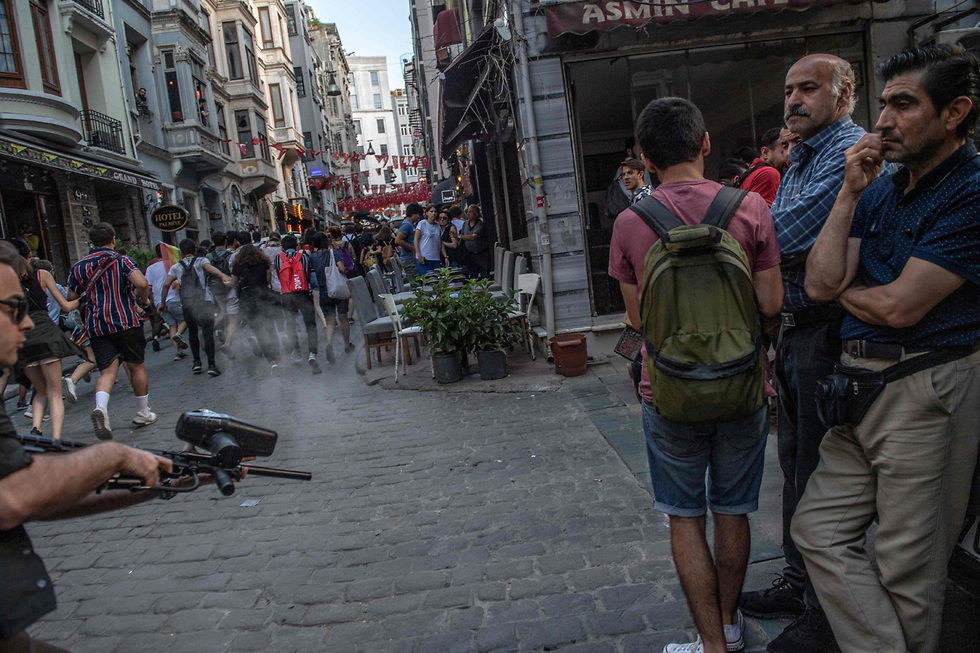 טורקיה המשטרה פיזרה את מצעד הגאווה ב איסטנבול (צילום: AFP)