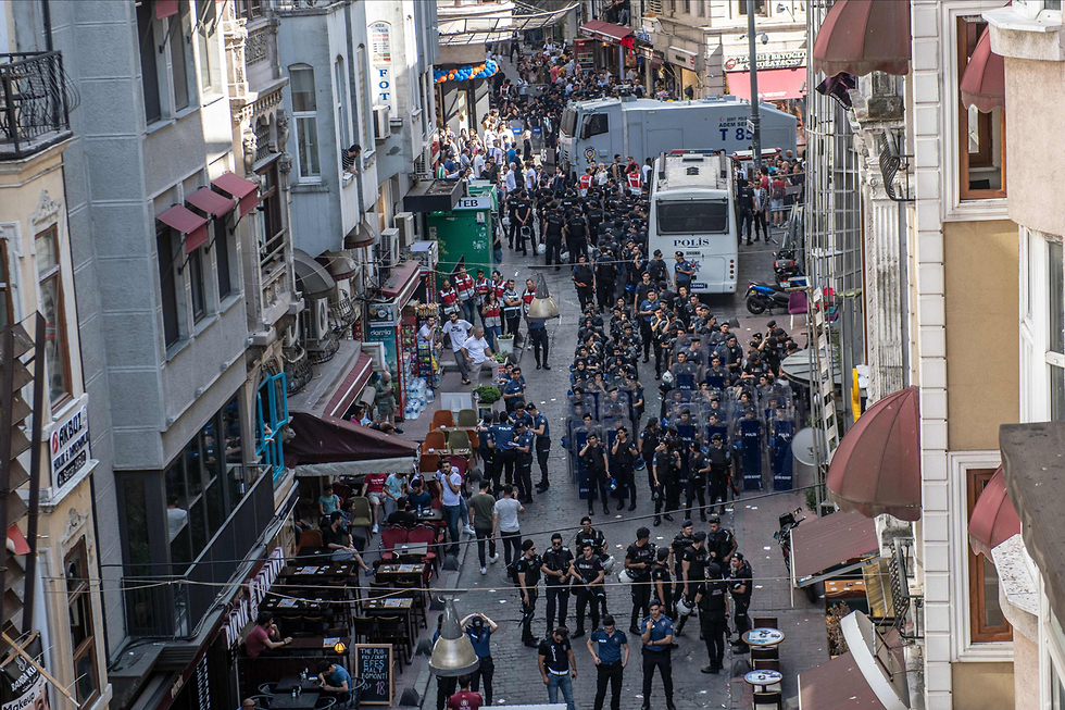 טורקיה המשטרה פיזרה את מצעד הגאווה ב איסטנבול (צילום: AFP)