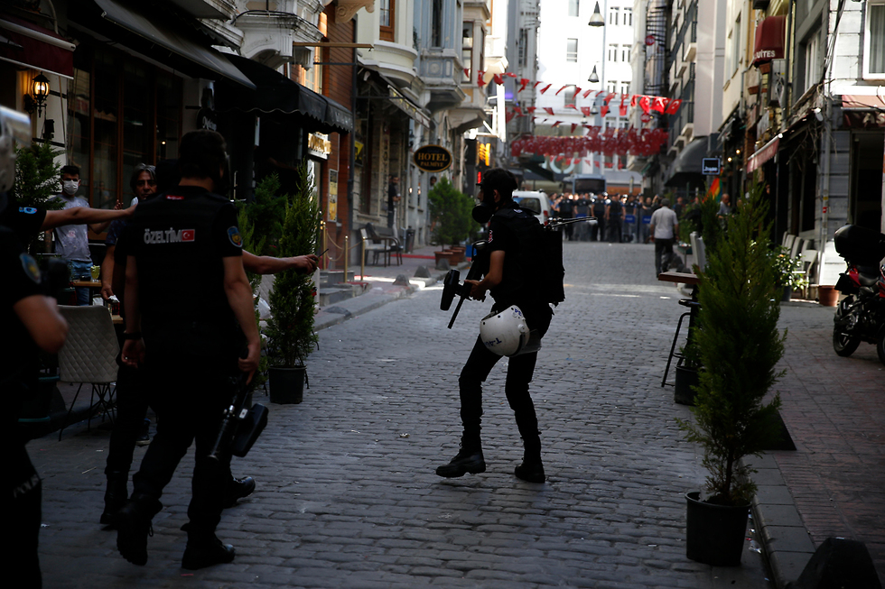 טורקיה המשטרה פיזרה את מצעד הגאווה ב איסטנבול (צילום: AP)