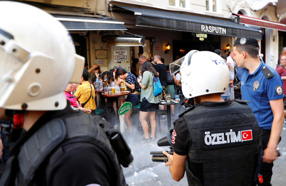 טורקיה המשטרה פיזרה את מצעד הגאווה ב איסטנבול (צילום: רויטרס)