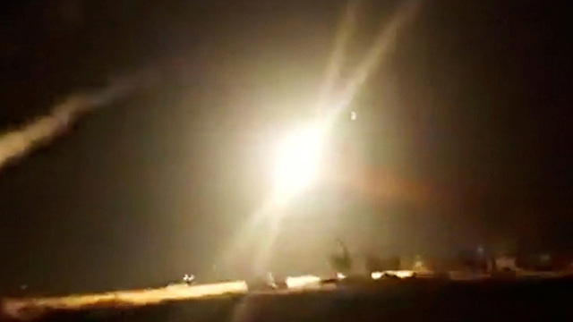 שיגור טילי יירוט ממערכות ההגנה האווירית של סוריה (צילום: רויטרס)