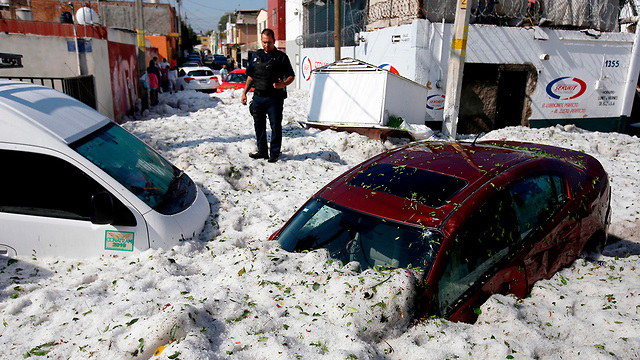 מקסיקו סופת ברד מפתיעה באמצע הקיץ קרח בגובה מטר וחצי (צילום: AFP)