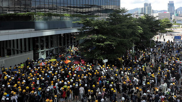 הונג קונג מפגינים מנסים לפרוץ ל פרלמנט יום השנה ל חזרה ל סין (צילום: AFP)