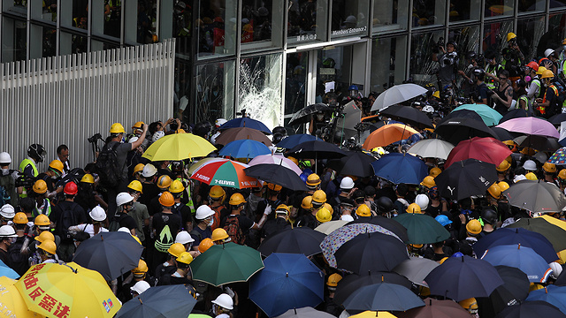 הונג קונג מפגינים מנסים לפרוץ ל פרלמנט יום השנה ל חזרה ל סין (צילום: EPA)