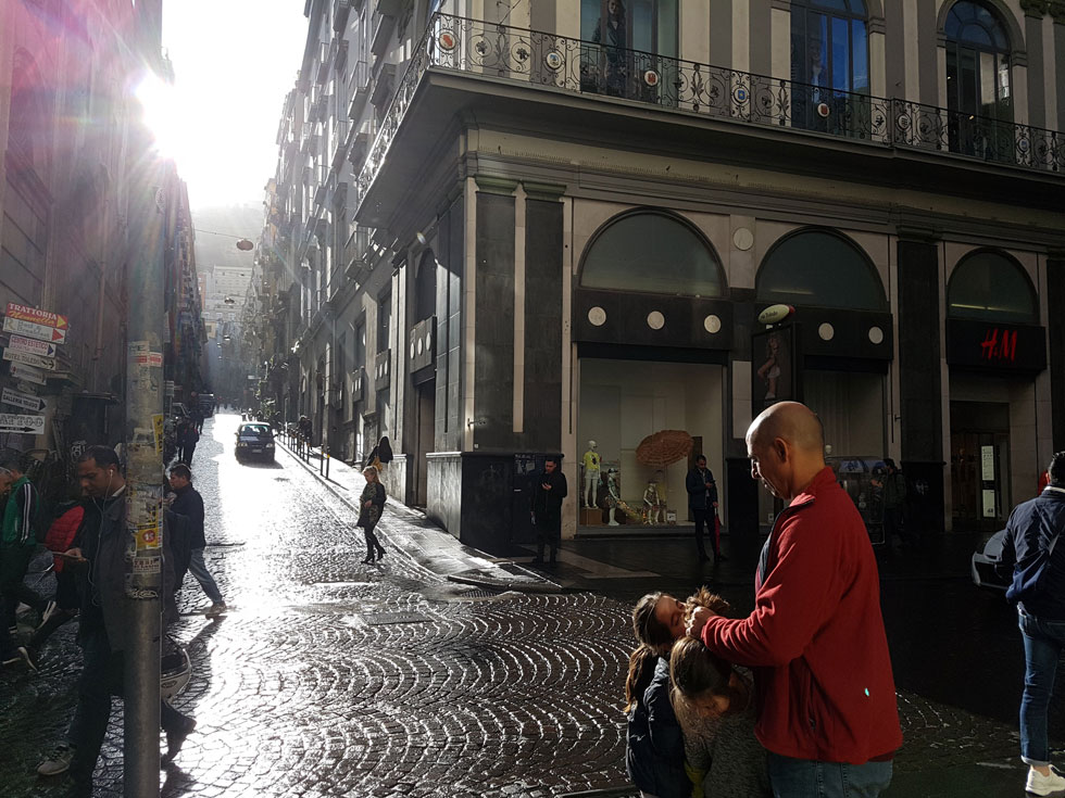 מבט ממדרחוב טולדו לאחת הסמטאות הצרות והעניות של Quartieri Spagnoli. ברגע שקוראים על מקום, המקום מספר סיפור על עצמו (צילום: ענת ציגלמן)