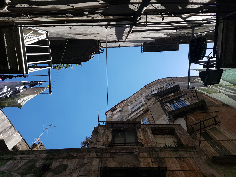 מבט אל השמיים מתוך אחת הסמטאות במרכז ההיסטורי של נאפולי.  (צילום: ענת ציגלמן)