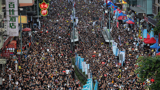 הונג קונג מפגינים יום השנה ה 22 ל שליטת סין (צילום: AP)