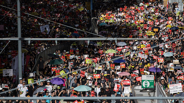 הונג קונג מפגינים יום השנה ה 22 ל שליטת סין (צילום: EPA)