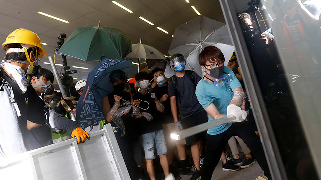 הונג קונג מפגינים יום השנה ה 22 ל שליטת סין (צילום: רויטרס)