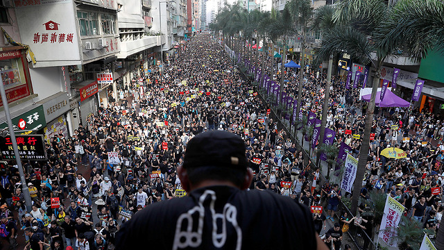 הונג קונג מפגינים יום השנה ה 22 ל שליטת סין (צילום: רויטרס)
