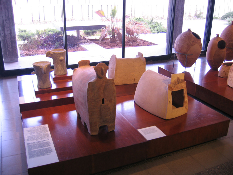 Оссуарии из музея Эрец-Исраэль (MUZA). Фото: Википедия