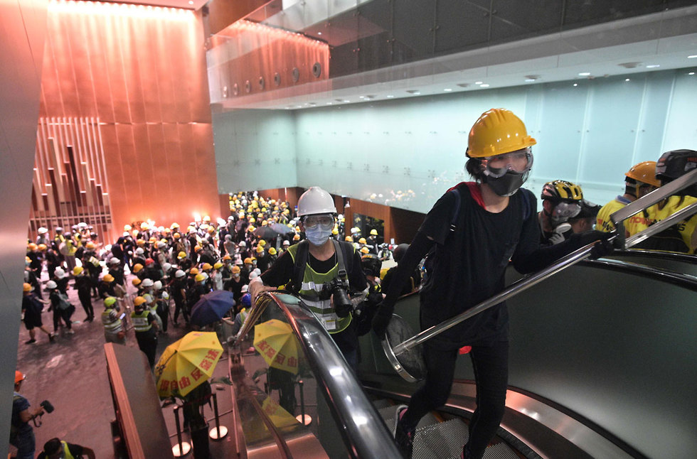 מפגינים ב הונג קונג פרצו ל פרלמנט  (צילום: AFP)