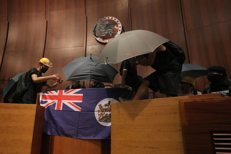 מפגינים ב הונג קונג פרצו ל פרלמנט  (צילום: AFP)