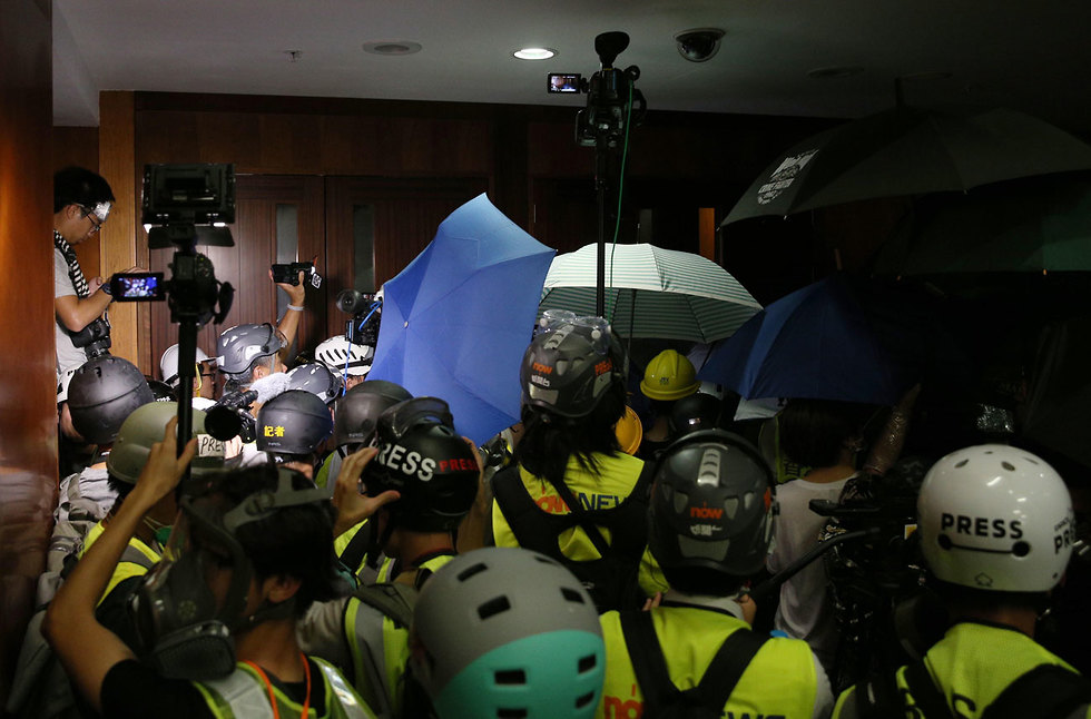 מפגינים ב הונג קונג פרצו ל פרלמנט  (צילום: EPA)