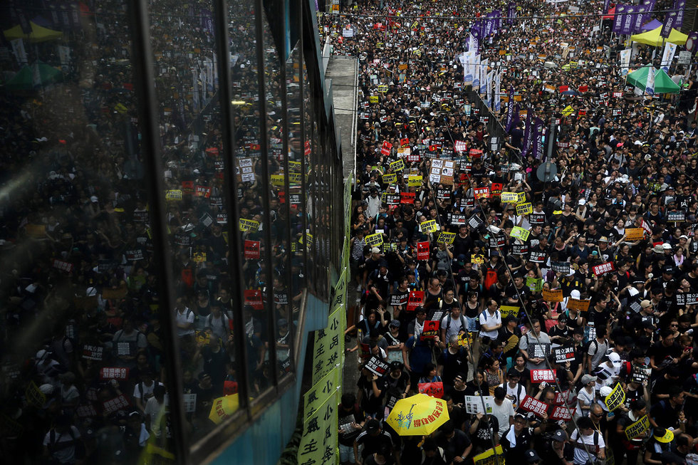 מפגינים ב הונג קונג פרצו ל פרלמנט  (צילום:  MCT)