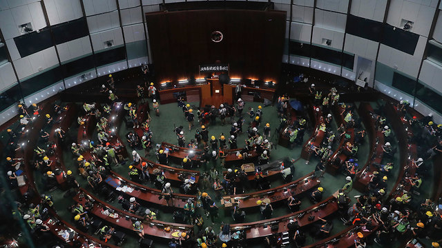 מפגינים ב הונג קונג פרצו ל פרלמנט  (צילום: AP)