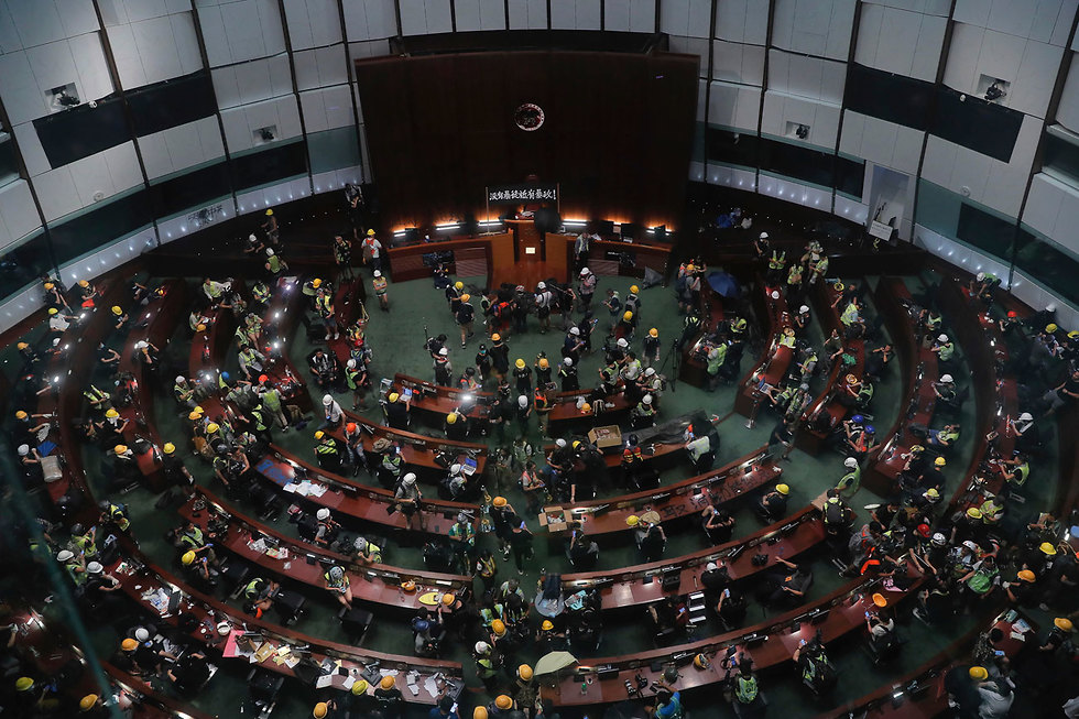 מפגינים ב הונג קונג פרצו ל פרלמנט  (צילום: AP)