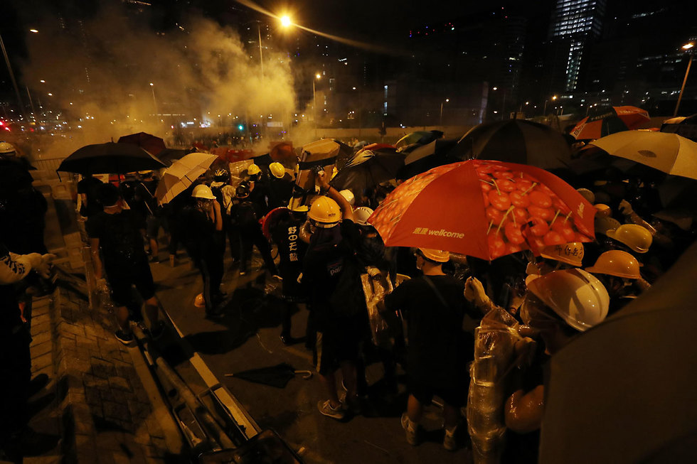 מפגינים ב הונג קונג פרצו ל פרלמנט  (צילום: EPA)