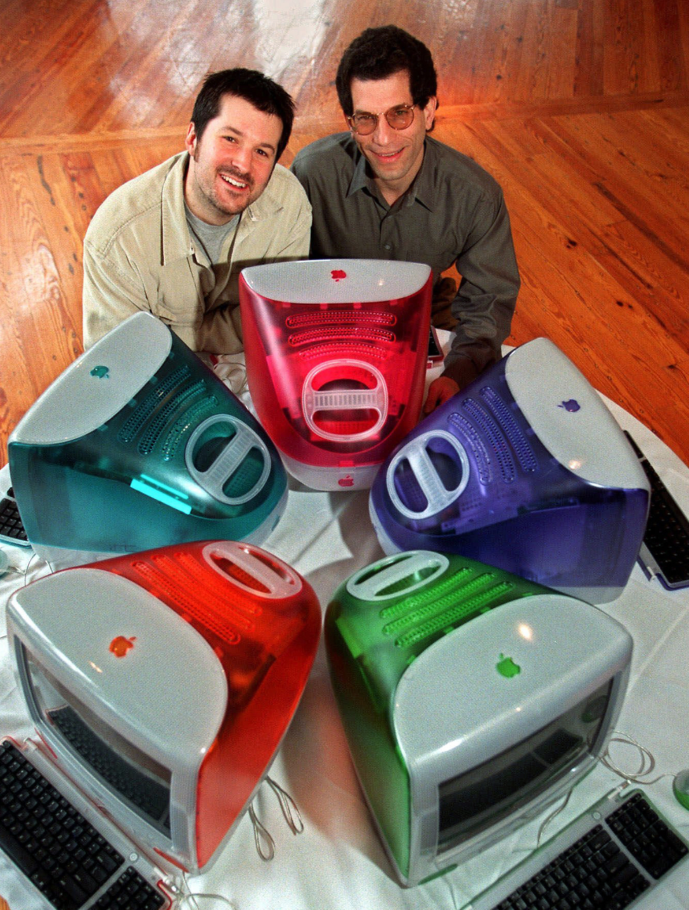 ג'וני אייב וג'ון רובינשטיין, המהנדס הראשי לשעבר, עם מחשבי iMac (צילום: AP)