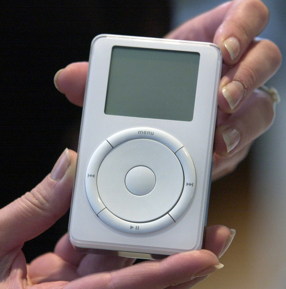 אפל מציגה את האייפוד הראשון ב-2001 (צילום: AP)