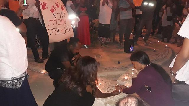 Lighting memorial candles for Solomon Tekah at a Be'er Sheva protest (Photo: Ayela Biluch)