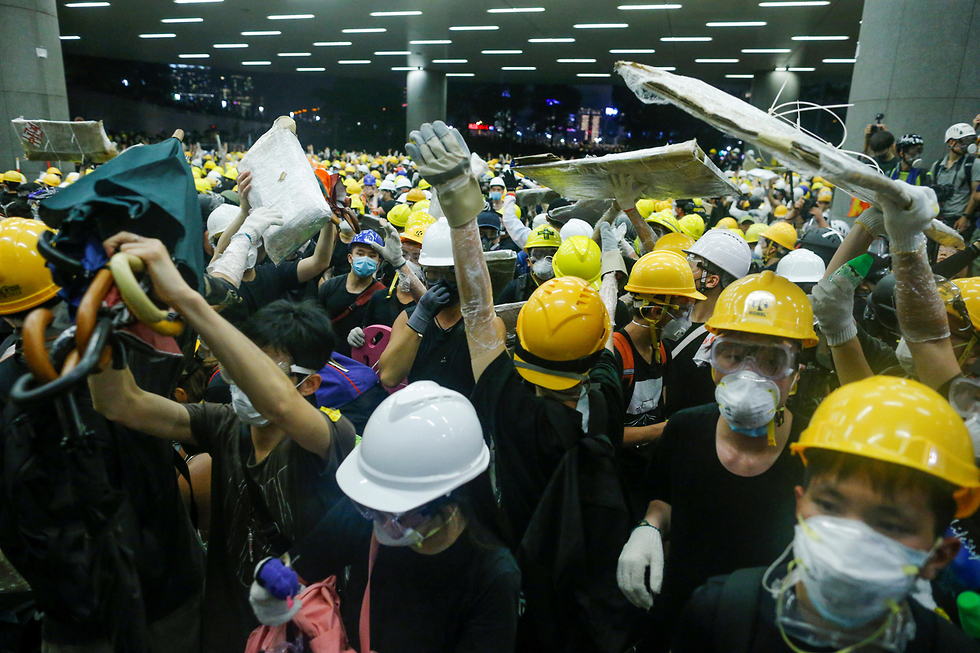 הונג קונג מפגינים פרצו לבניין הפרלמנט  (צילום: רויטרס)