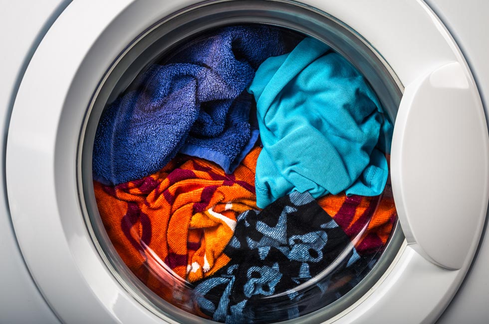 אל תמלאו את מכונת הכביסה עד הסוף (צילום: shutterstock)