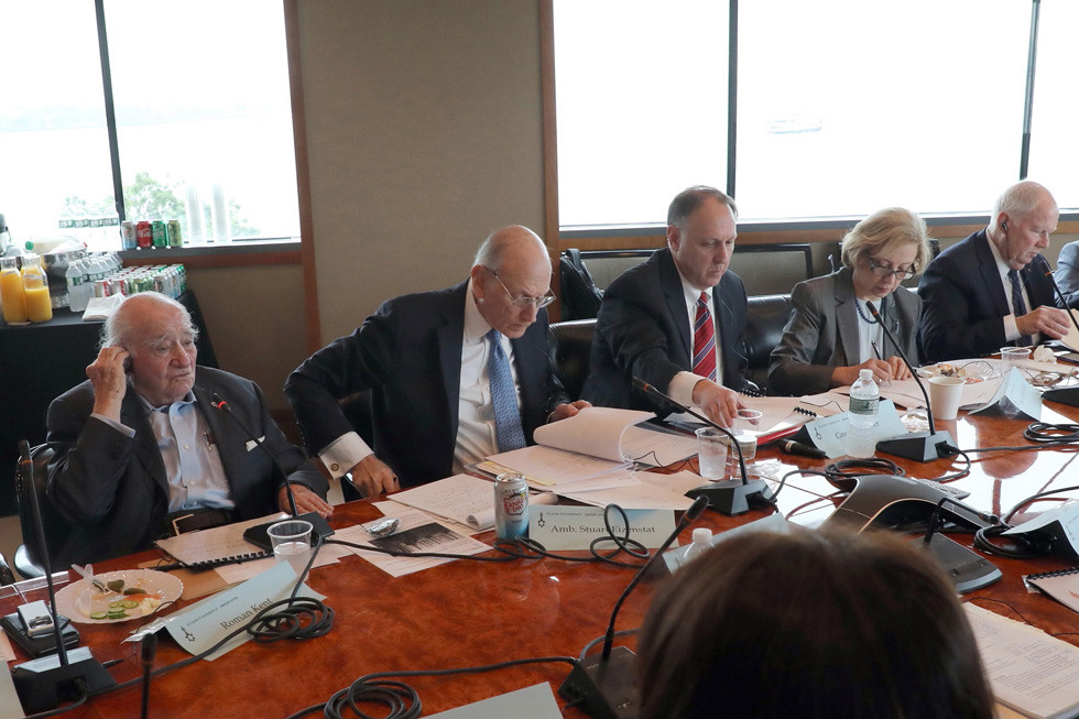 Руководители "Клеймс конференс" во время переговоров с правительством Германии. Фото: Джей Брейди