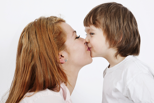 Можно ли целовать ребенка в губы