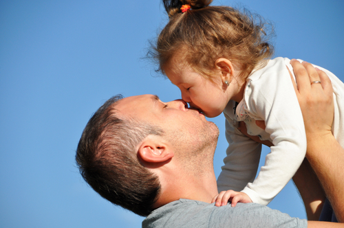 Как отнестись к такому поцелую отца в губы дочери? Фото: shutterstock