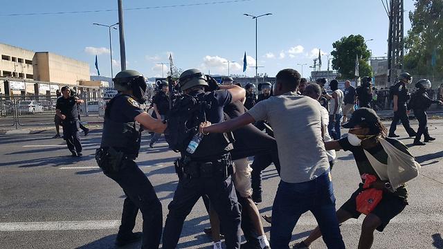 Protesters and police forces in Kiryat Ata (Photo: Hassan Shaalan)