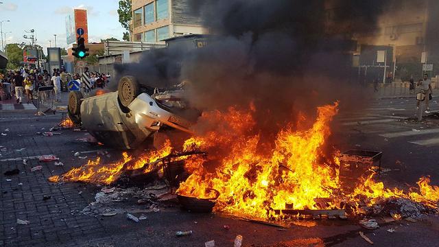 Protesters set fire to abandoned car in Kiryat Ata (Photo: Hassan Shaalan)