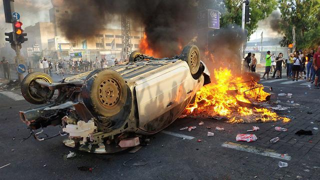 Автомобиль, подожженный демонстpантами в Кирьят-Ате. Фото: Дорон Голан (Photo: Doron Golan)