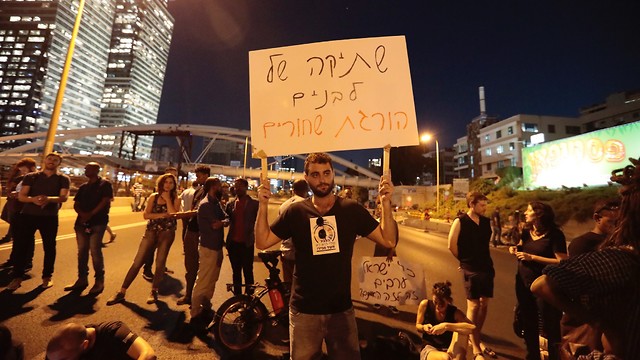Protests last week at Azrieli Junction. The banner reads: White silence kills black people (Photo: Moshik Shema)